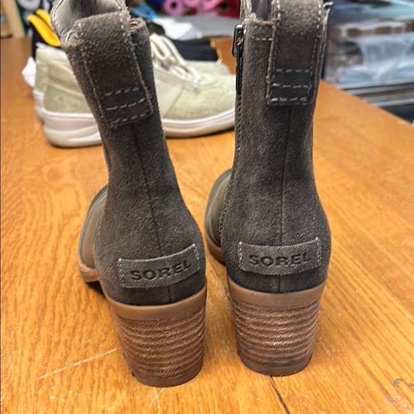 Sorel Gray Ankle Boots with Chelsea Style - Picture 3 of 7